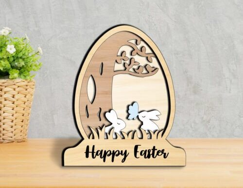 Feliz regalo de conejito de Pascua con mariposa